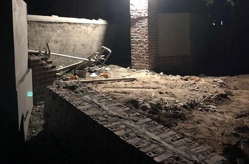 Sập cổng nhà đang xây, 2 người tử vong ảnh 1