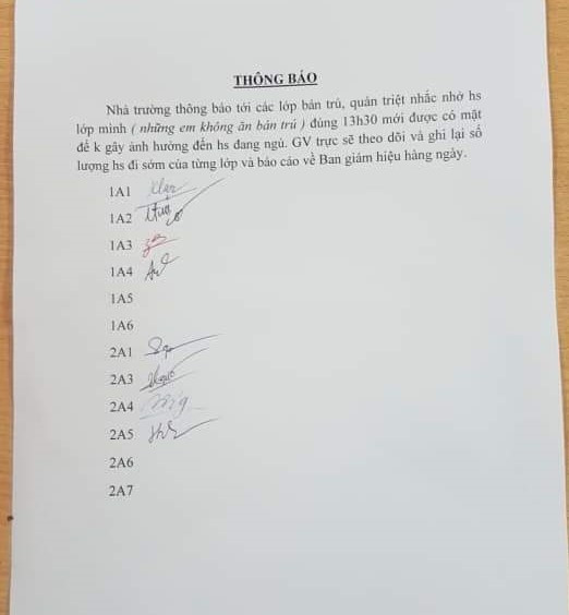 Học sinh tiểu học đội nắng ở cổng trường vì đi học sớm: Xem xét học ngày 1 buổi ảnh 1