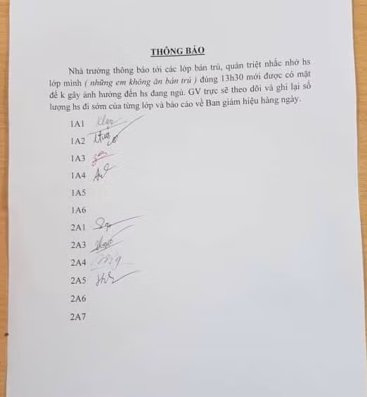 Học sinh tiểu học đội nắng ở cổng trường vì đi học sớm: Xem xét học ngày 1 buổi ảnh 1