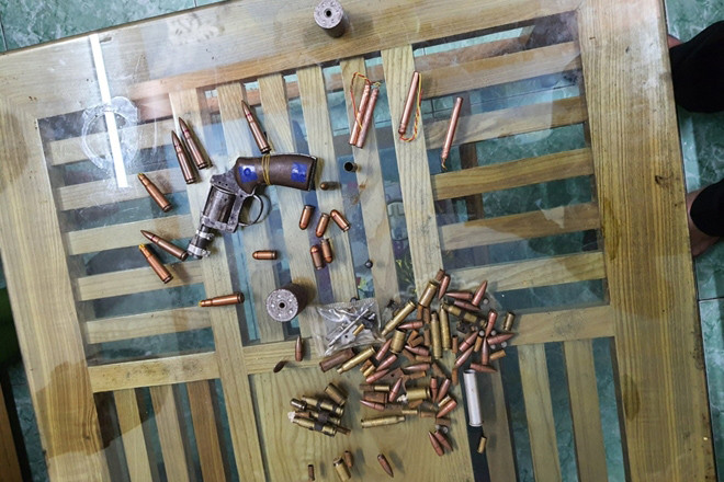 Khởi tố đối tượng tàng trữ 2 khẩu súng quân dụng ảnh 2