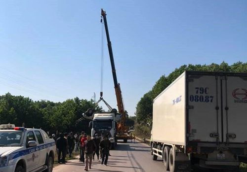 Trục vớt xe bán tải lao xuống suối, 6 người thương vong ảnh 1