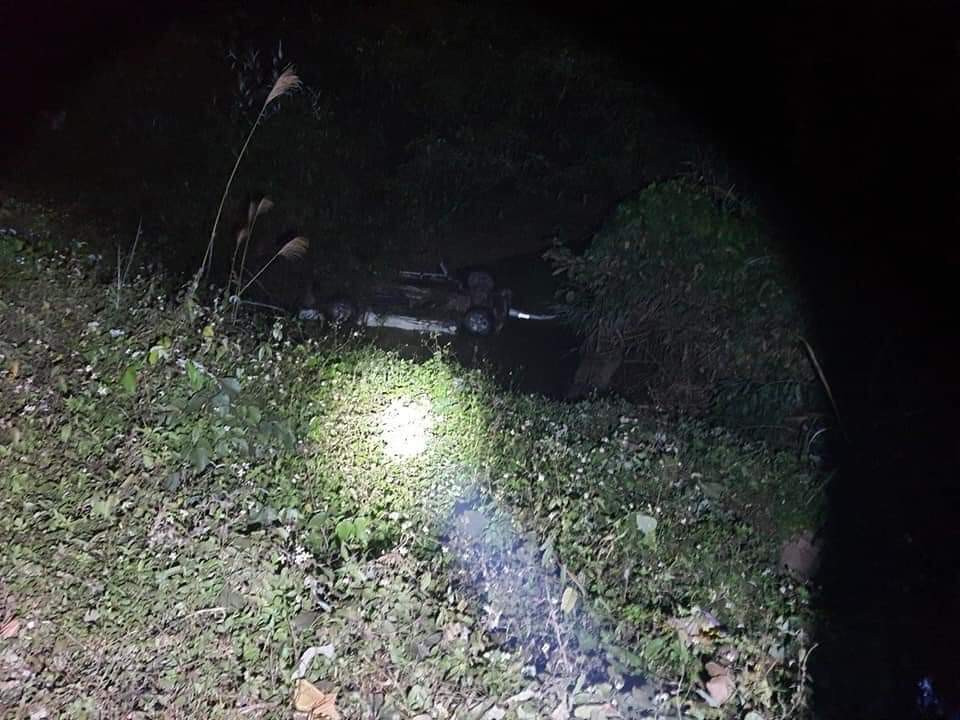 Xe bán tải lao xuống suối trong đêm, 6 người thương vong ảnh 2