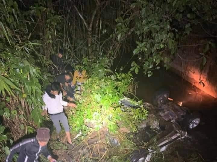 Trục vớt xe bán tải lao xuống suối, 6 người thương vong ảnh 2