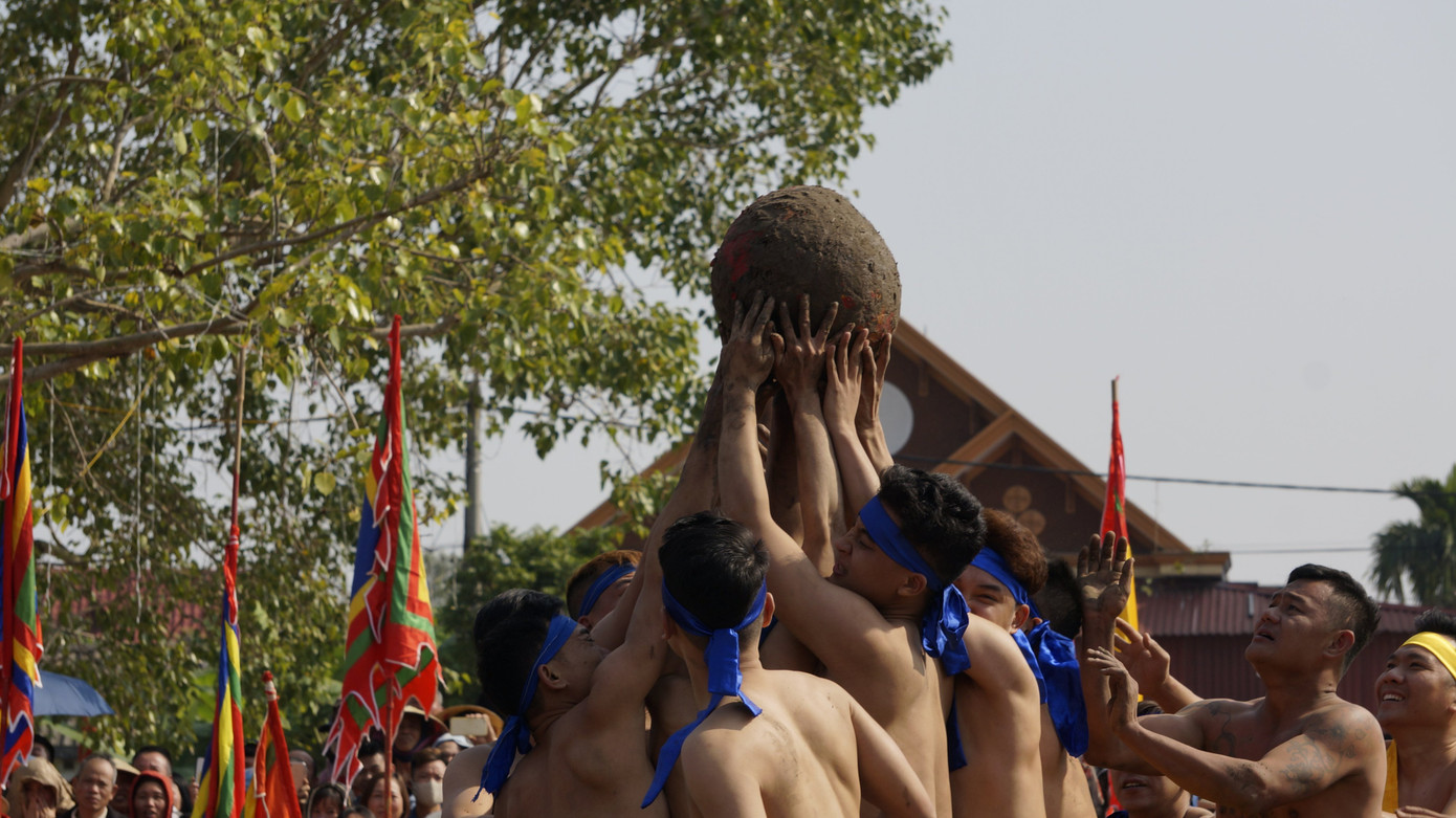 Hàng chục trai làng đánh vật với quả cầu làm từ củ chuối khổng lồ ảnh 10
