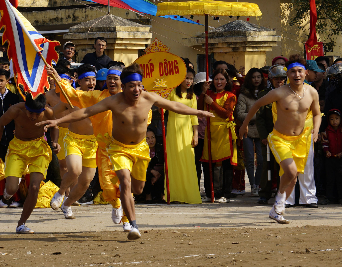 Hàng chục trai làng đánh vật với quả cầu làm từ củ chuối khổng lồ ảnh 8