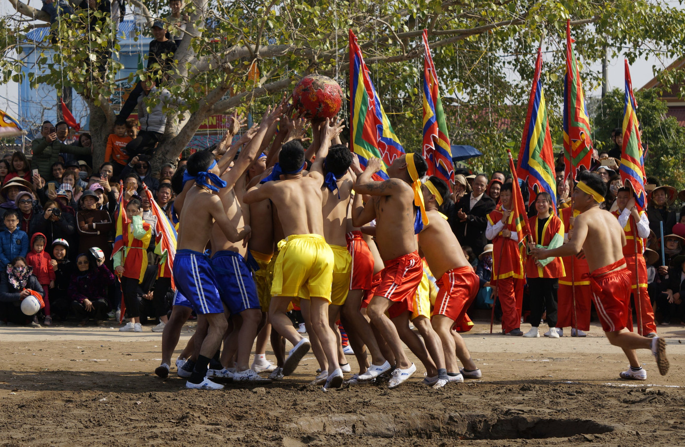 Hàng chục trai làng đánh vật với quả cầu làm từ củ chuối khổng lồ ảnh 7