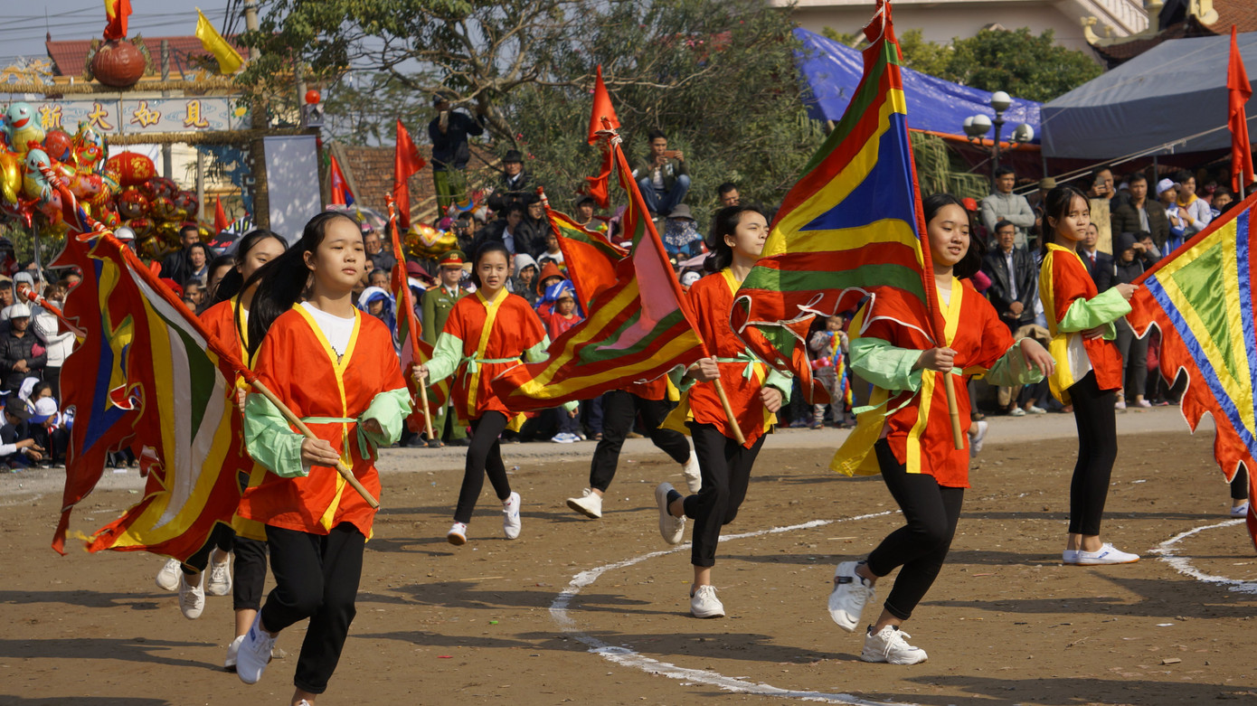 Hàng chục trai làng đánh vật với quả cầu làm từ củ chuối khổng lồ ảnh 5