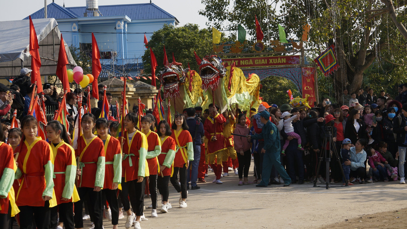 Hàng chục trai làng đánh vật với quả cầu làm từ củ chuối khổng lồ ảnh 3