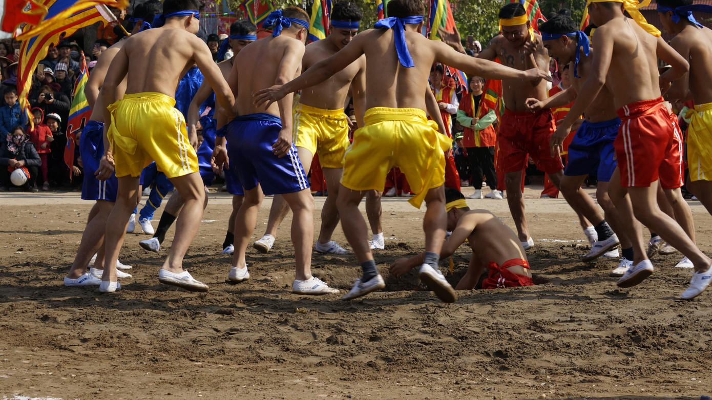 Hàng chục trai làng đánh vật với quả cầu làm từ củ chuối khổng lồ ảnh 9