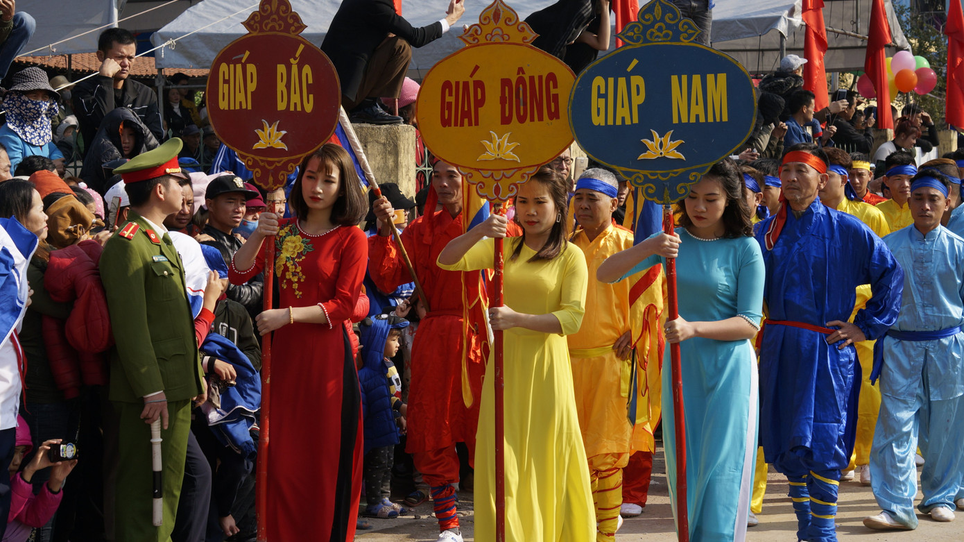 Hàng chục trai làng đánh vật với quả cầu làm từ củ chuối khổng lồ ảnh 6