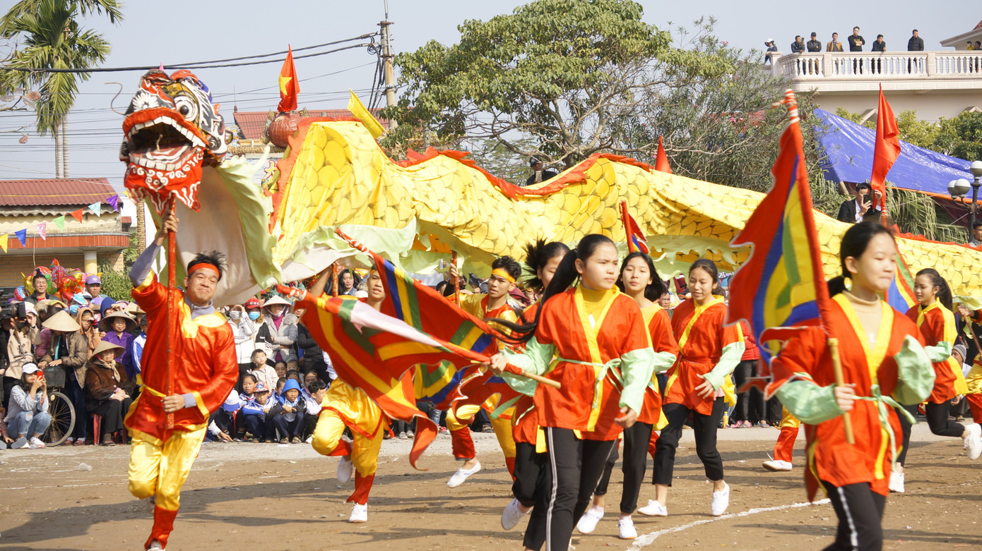 Hàng chục trai làng đánh vật với quả cầu làm từ củ chuối khổng lồ ảnh 4