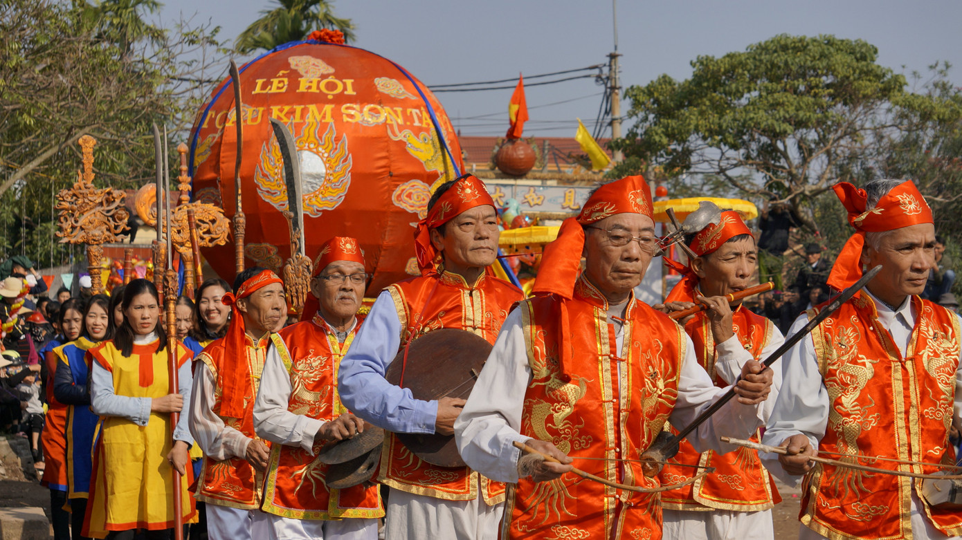 Hàng chục trai làng đánh vật với quả cầu làm từ củ chuối khổng lồ ảnh 2