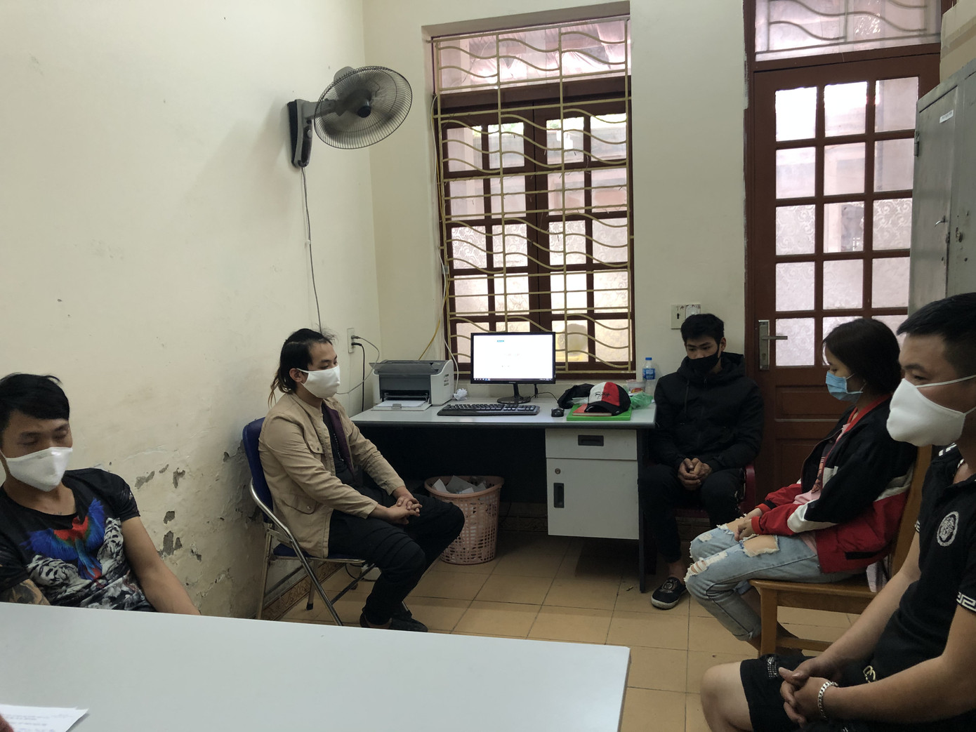 Nam thanh niên lao xe vào chốt kiểm dịch khiến Thiếu úy công an trọng thương ảnh 2