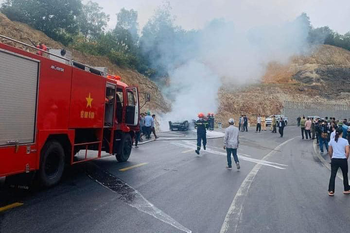 Ô tô đâm vào vách núi rồi bốc cháy, 3 người thương vong ảnh 2
