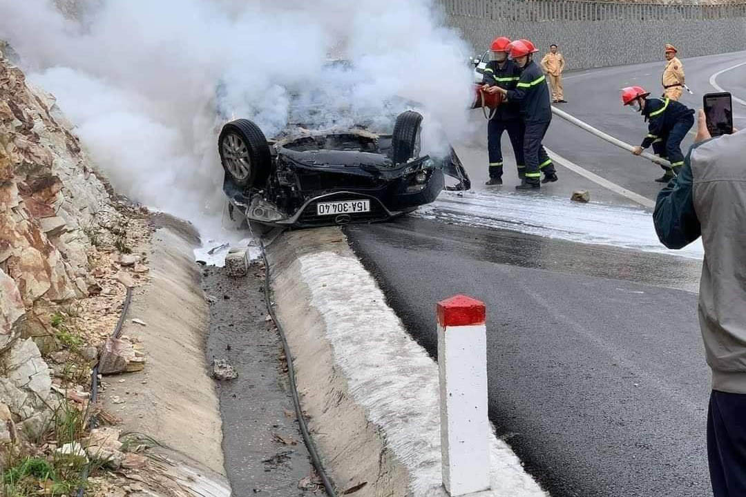 Ô tô đâm vào vách núi rồi bốc cháy, 3 người thương vong ảnh 1