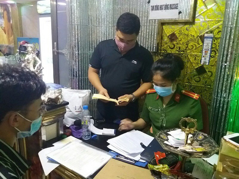 Hàng loạt quán karaoke, massage ở Hải Phòng náo nhiệt giữa mùa dịch COVID -19 ảnh 1