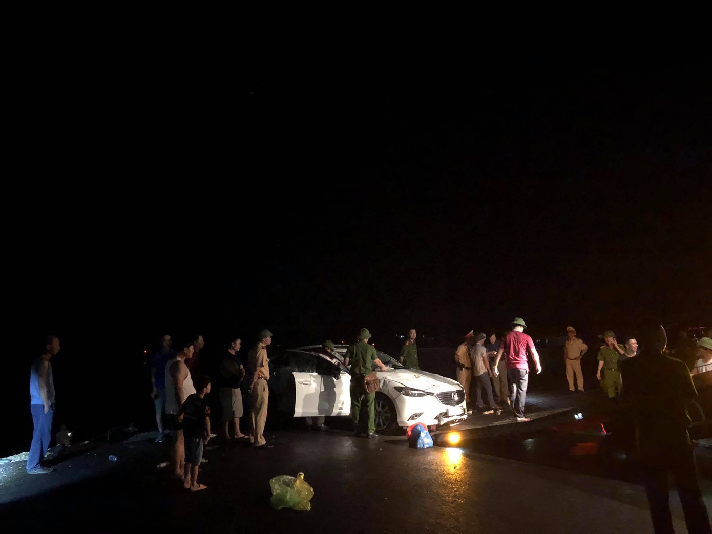 Hy hữu, xe ô tô lao xuống vịnh Hạ Long trong đêm ảnh 1