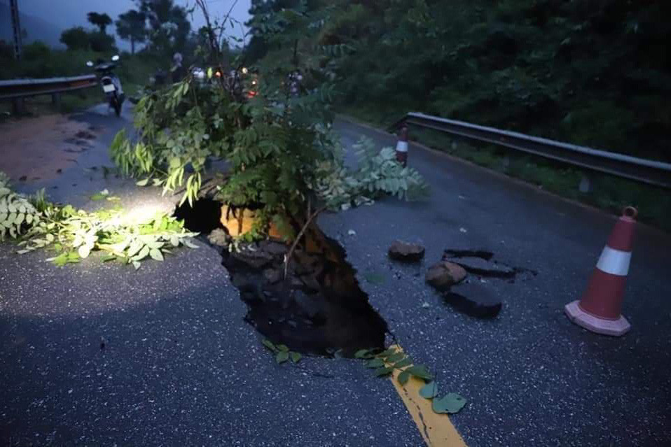 Hố 'tử thần nằm giữa quốc lộ 18C ở Quảng Ninh sau cơn mưa lớn ảnh 2