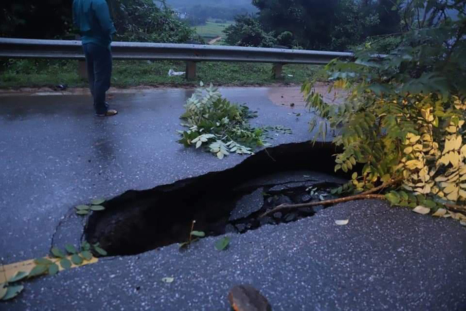 Hố 'tử thần nằm giữa quốc lộ 18C ở Quảng Ninh sau cơn mưa lớn ảnh 3
