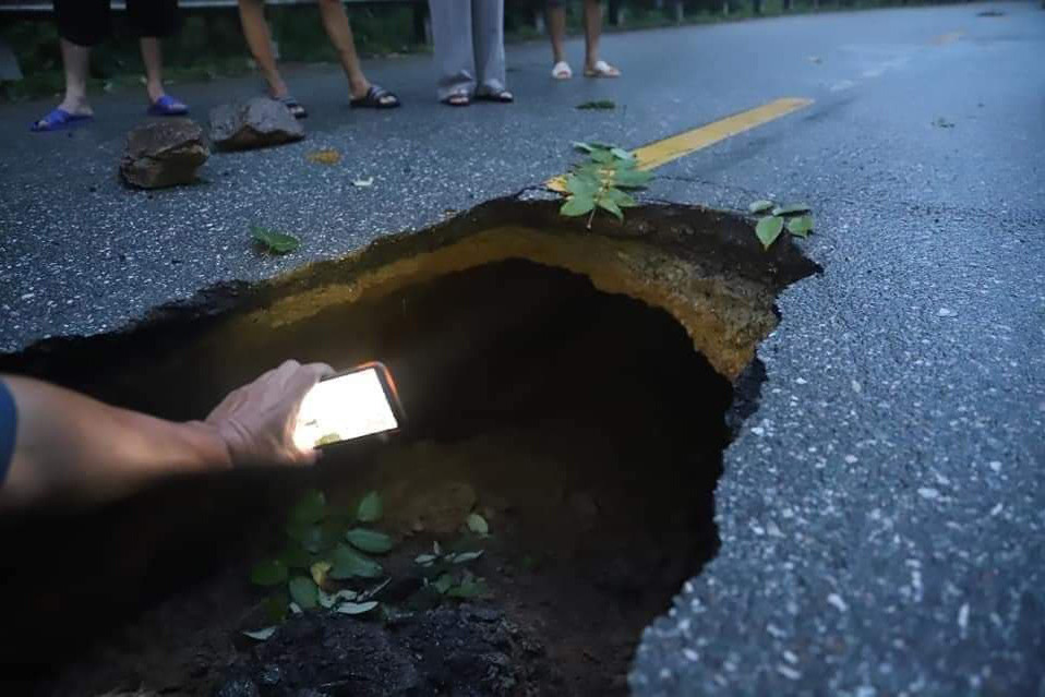 Hố 'tử thần nằm giữa quốc lộ 18C ở Quảng Ninh sau cơn mưa lớn ảnh 1