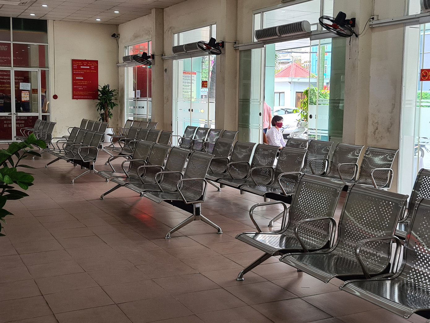 Cảnh đìu hiu chưa từng có ở Hải Phòng, cả bến xe chỉ phục vụ 1 khách đường dài ảnh 4