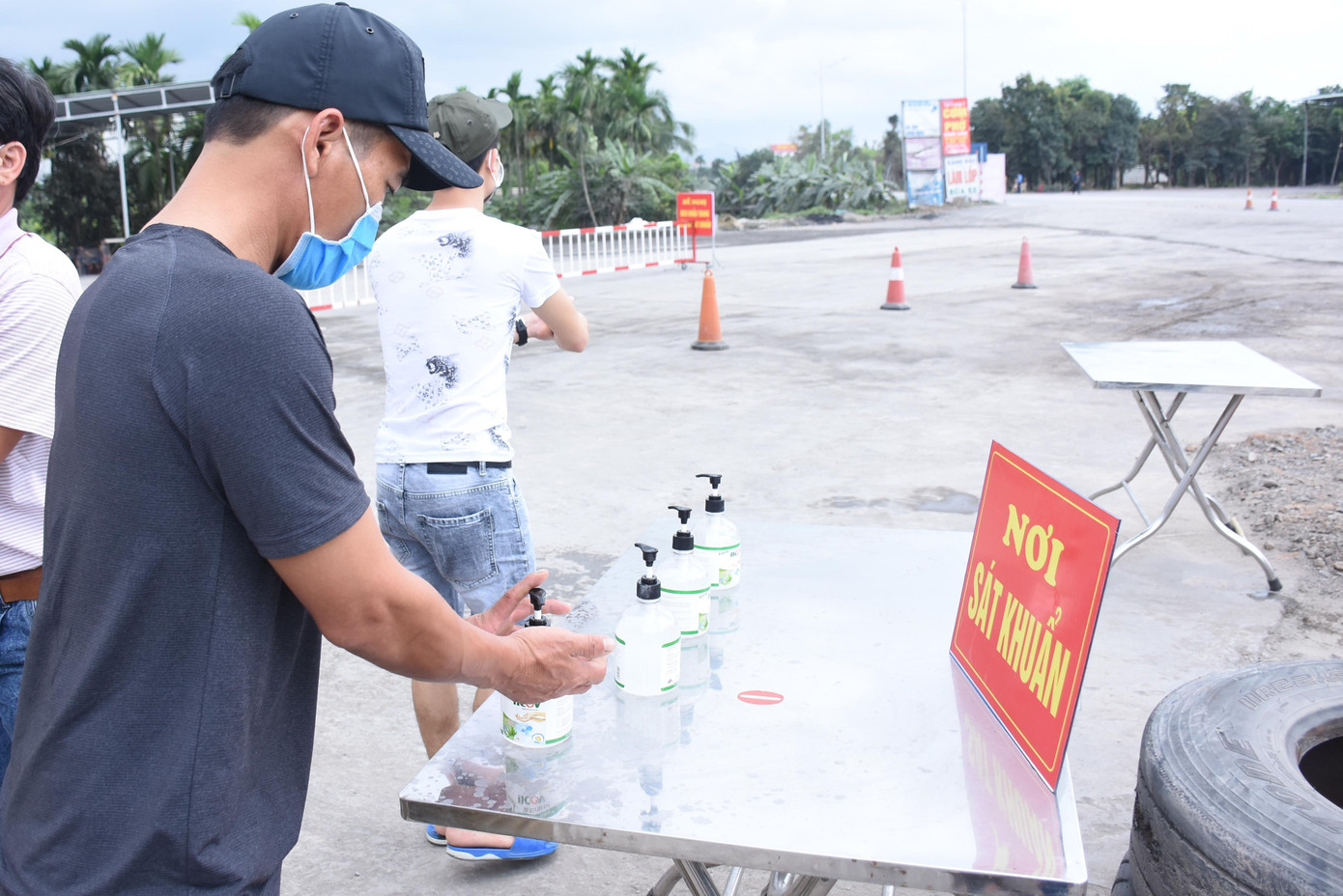 Ngày đầu hoạt động của 6 chốt đường bộ kiểm soát dịch COVID-19 ở Hải Phòng ảnh 7