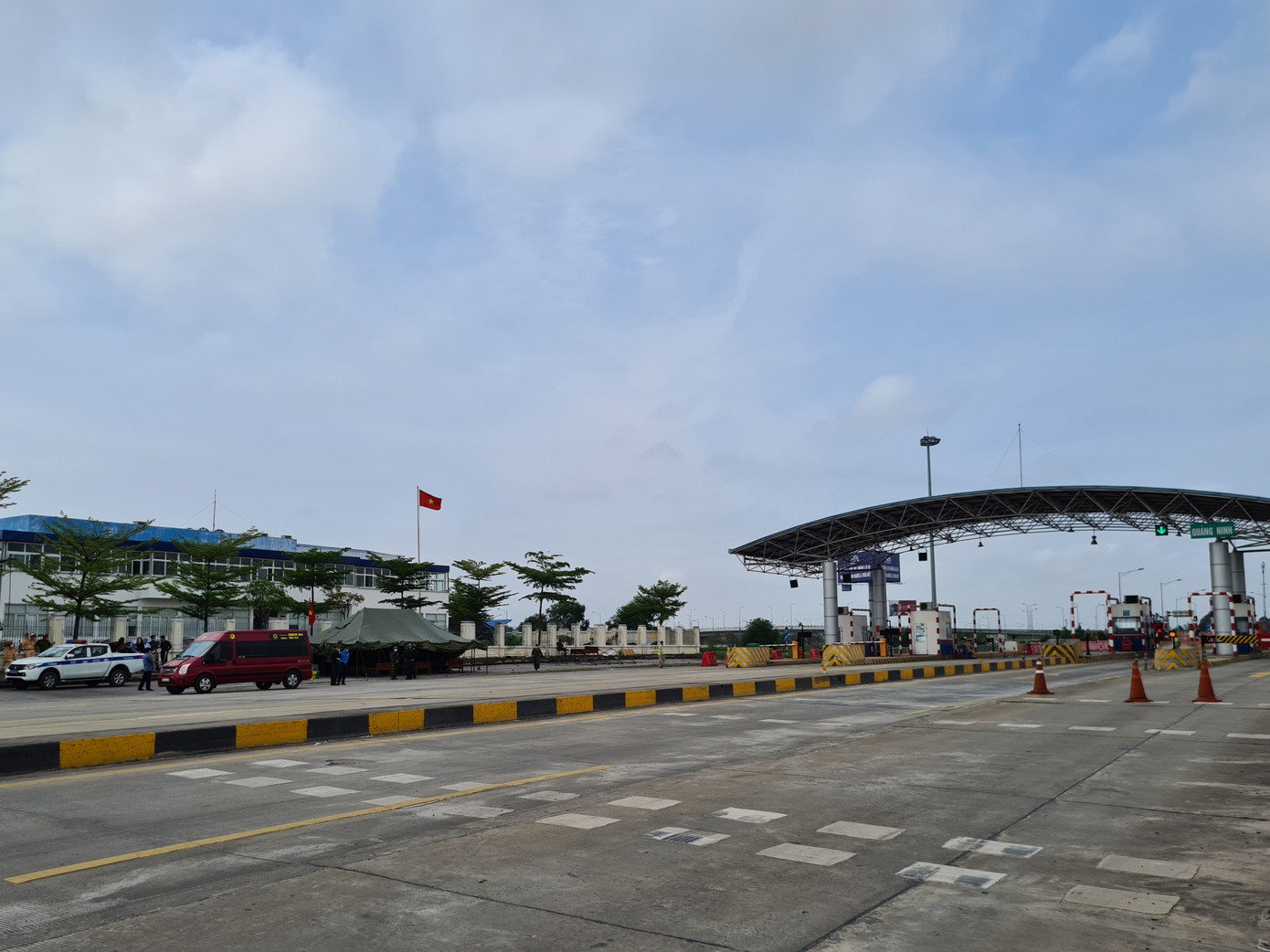 Ngày đầu hoạt động của 6 chốt đường bộ kiểm soát dịch COVID-19 ở Hải Phòng ảnh 1