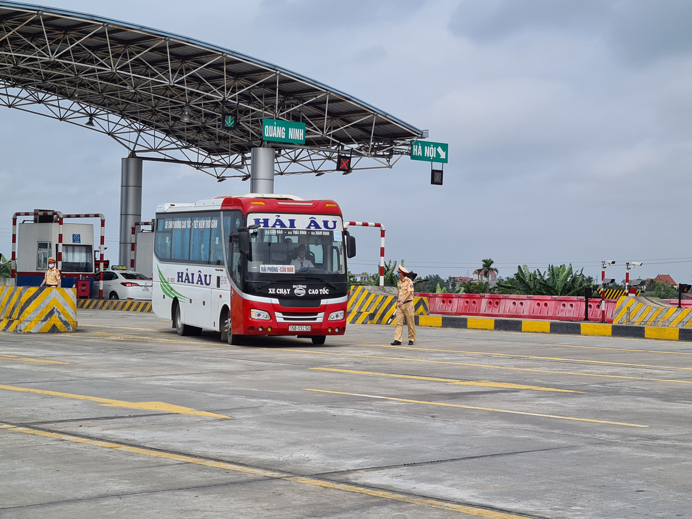 Ngày đầu hoạt động của 6 chốt đường bộ kiểm soát dịch COVID-19 ở Hải Phòng ảnh 10