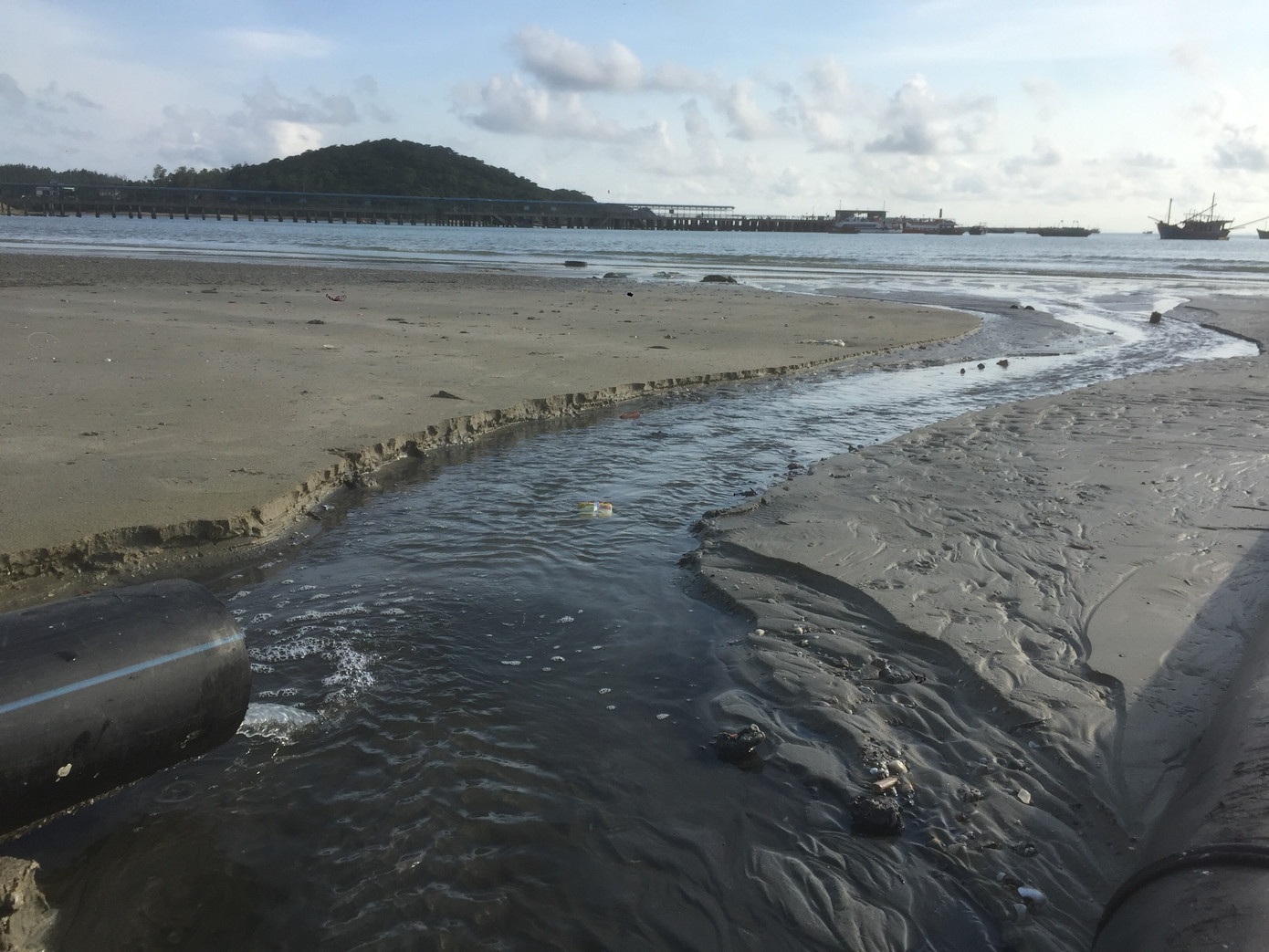 Xe dán tên công ty môi trường đổ trộm chất thải ở 'đảo ngọc' Cô Tô ảnh 6