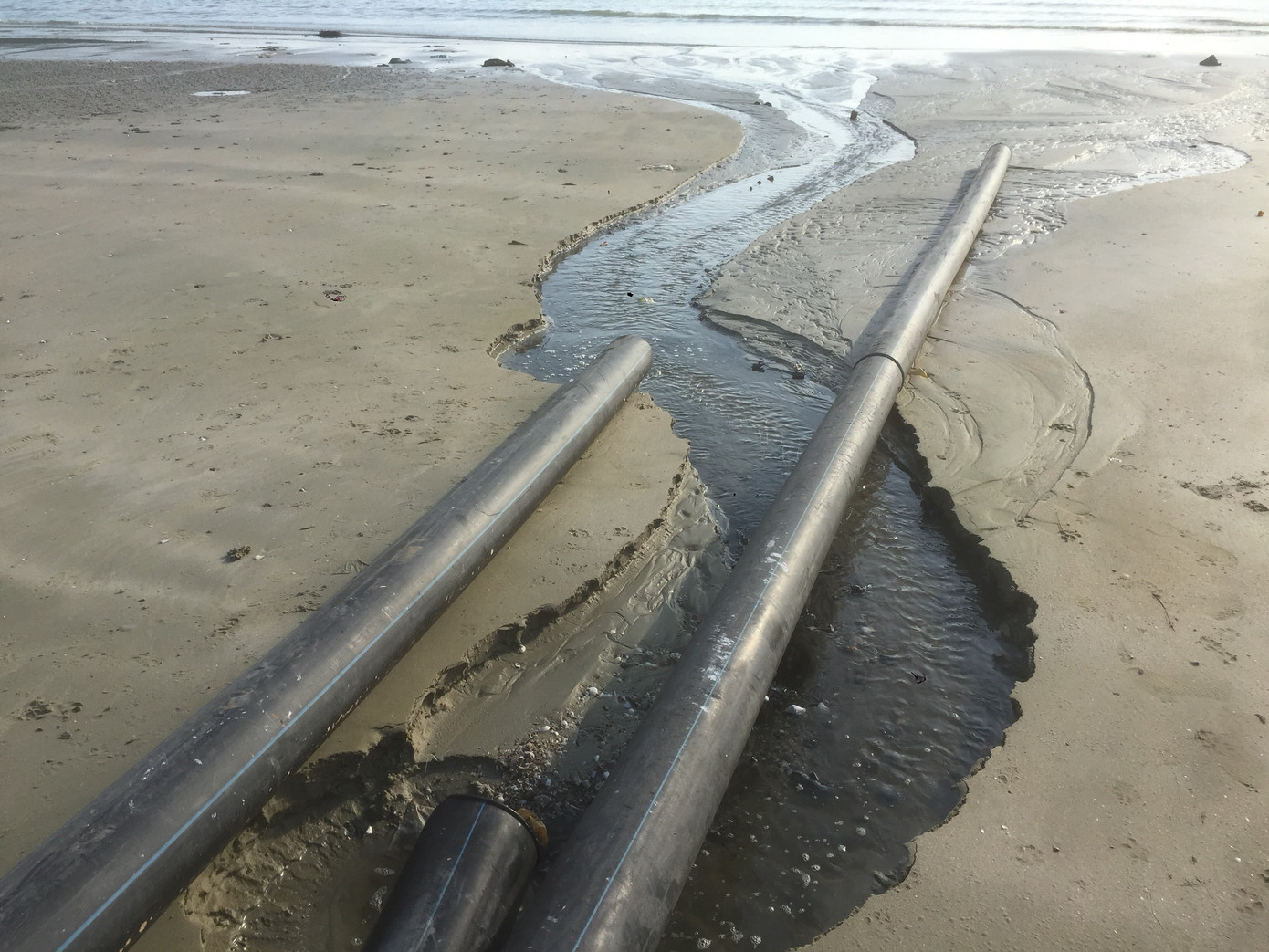 Xe dán tên công ty môi trường đổ trộm chất thải ở 'đảo ngọc' Cô Tô ảnh 7