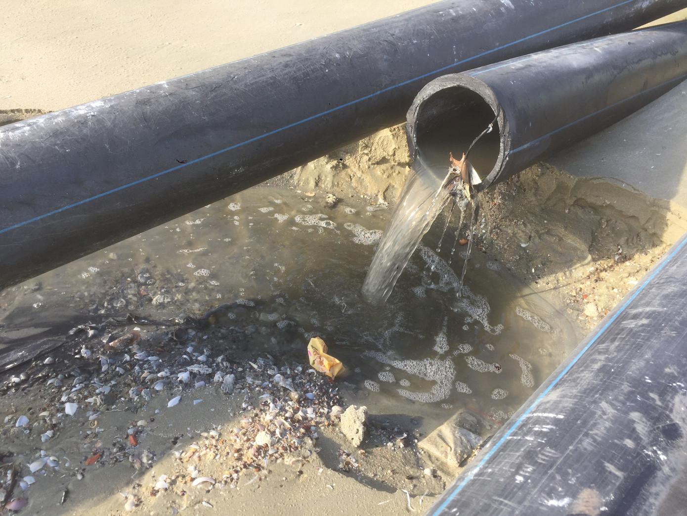 Xe dán tên công ty môi trường đổ trộm chất thải ở 'đảo ngọc' Cô Tô ảnh 5