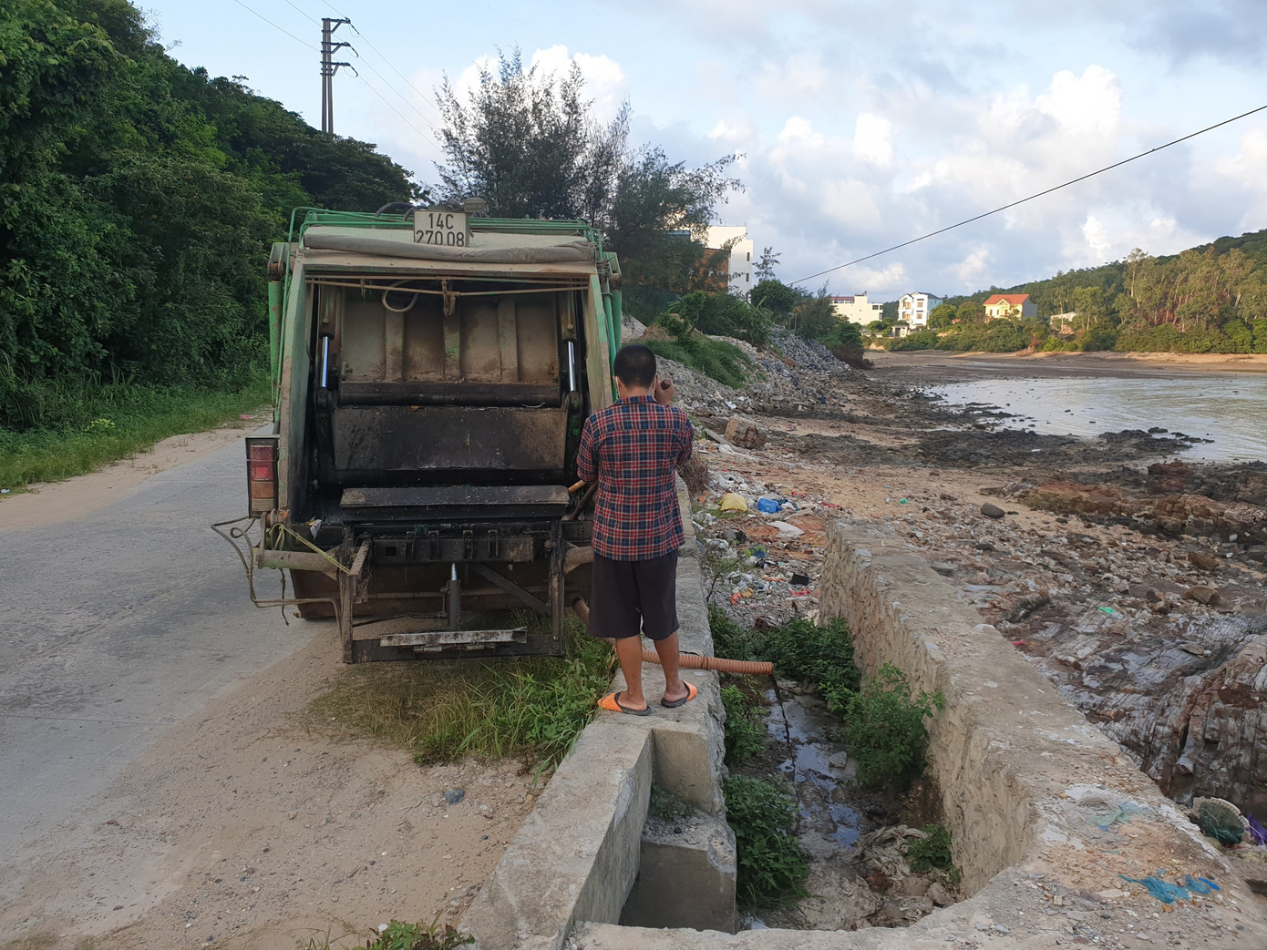 Xe dán tên công ty môi trường đổ trộm chất thải ở 'đảo ngọc' Cô Tô ảnh 2