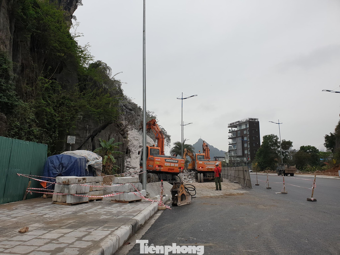 Phá núi đá thuộc quần thể di sản vịnh Hạ Long để mở đường ảnh 2