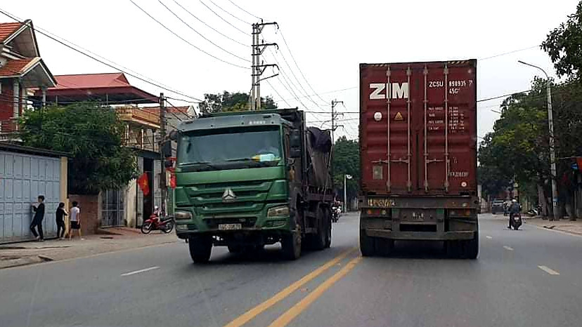 Tận thấy xe 'Hổ vồ' lộng hành trên quốc lộ 18 ảnh 1