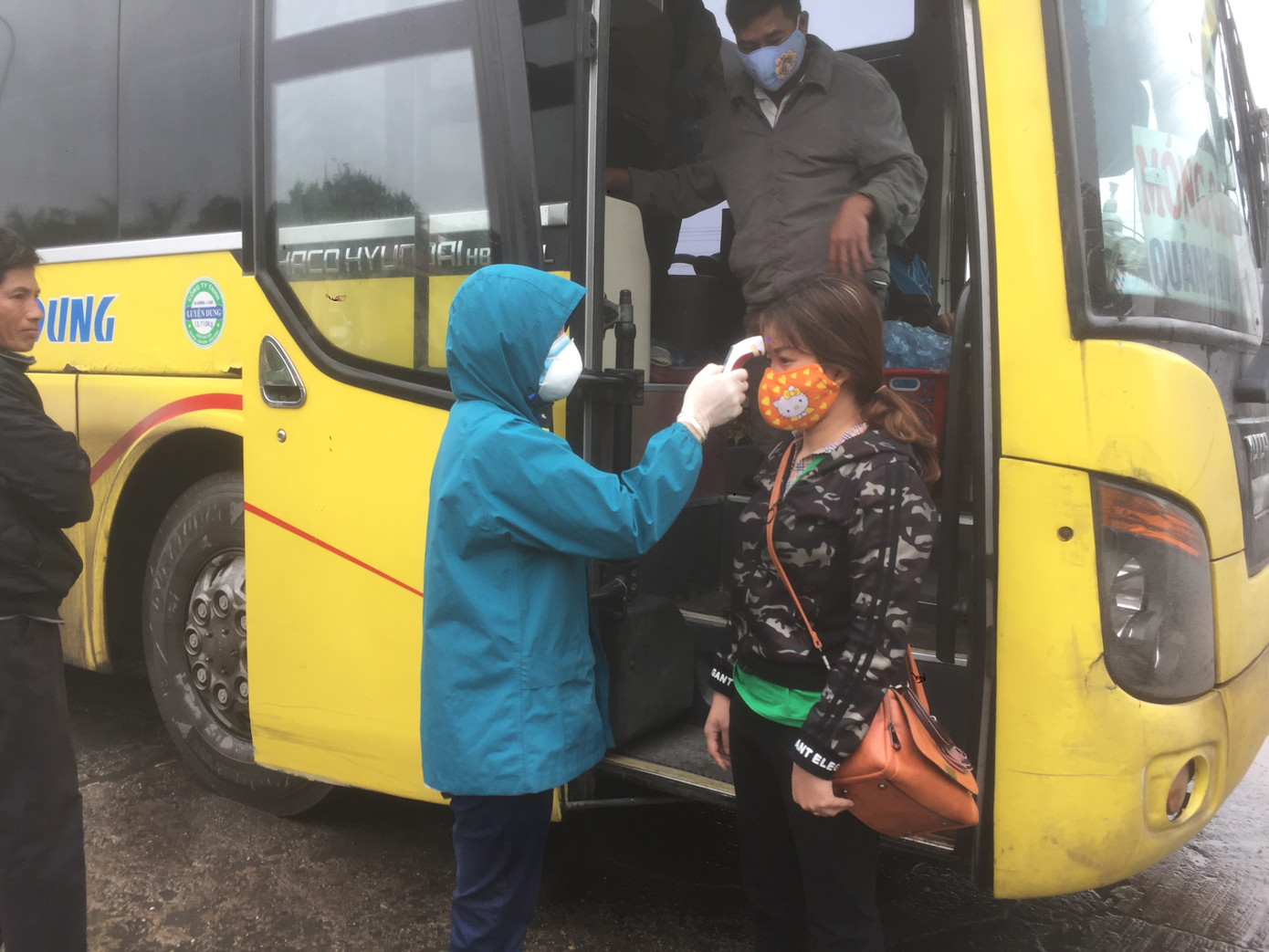 Nhìn gần chốt đường bộ kiểm tra người, phương tiện vào Quảng Ninh ảnh 4