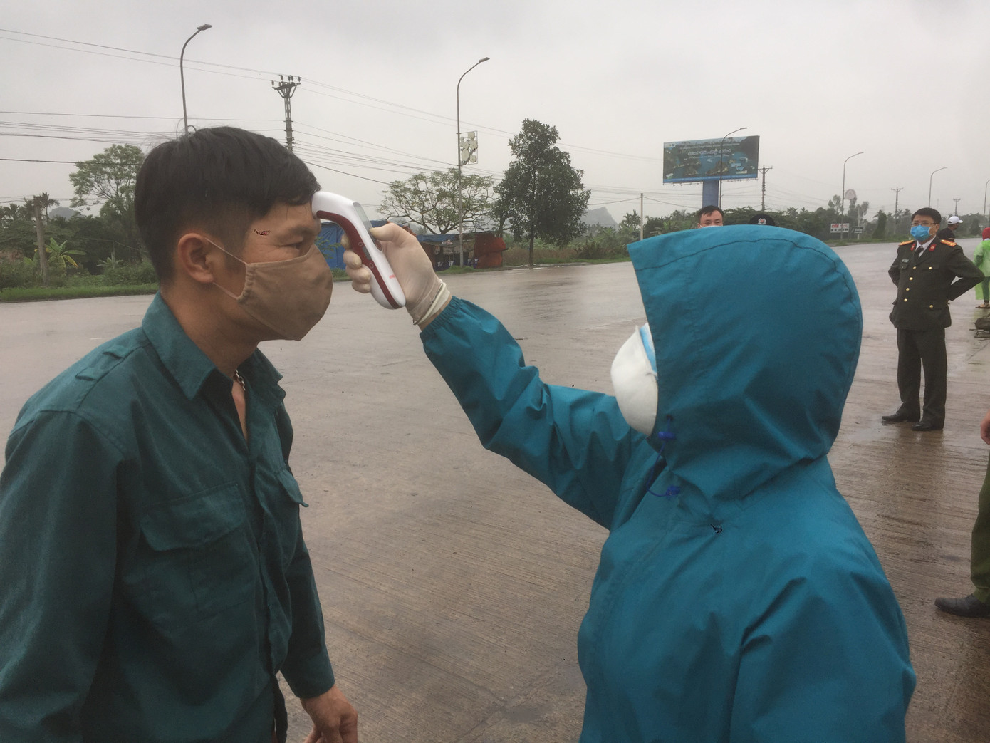 Nhìn gần chốt đường bộ kiểm tra người, phương tiện vào Quảng Ninh ảnh 8