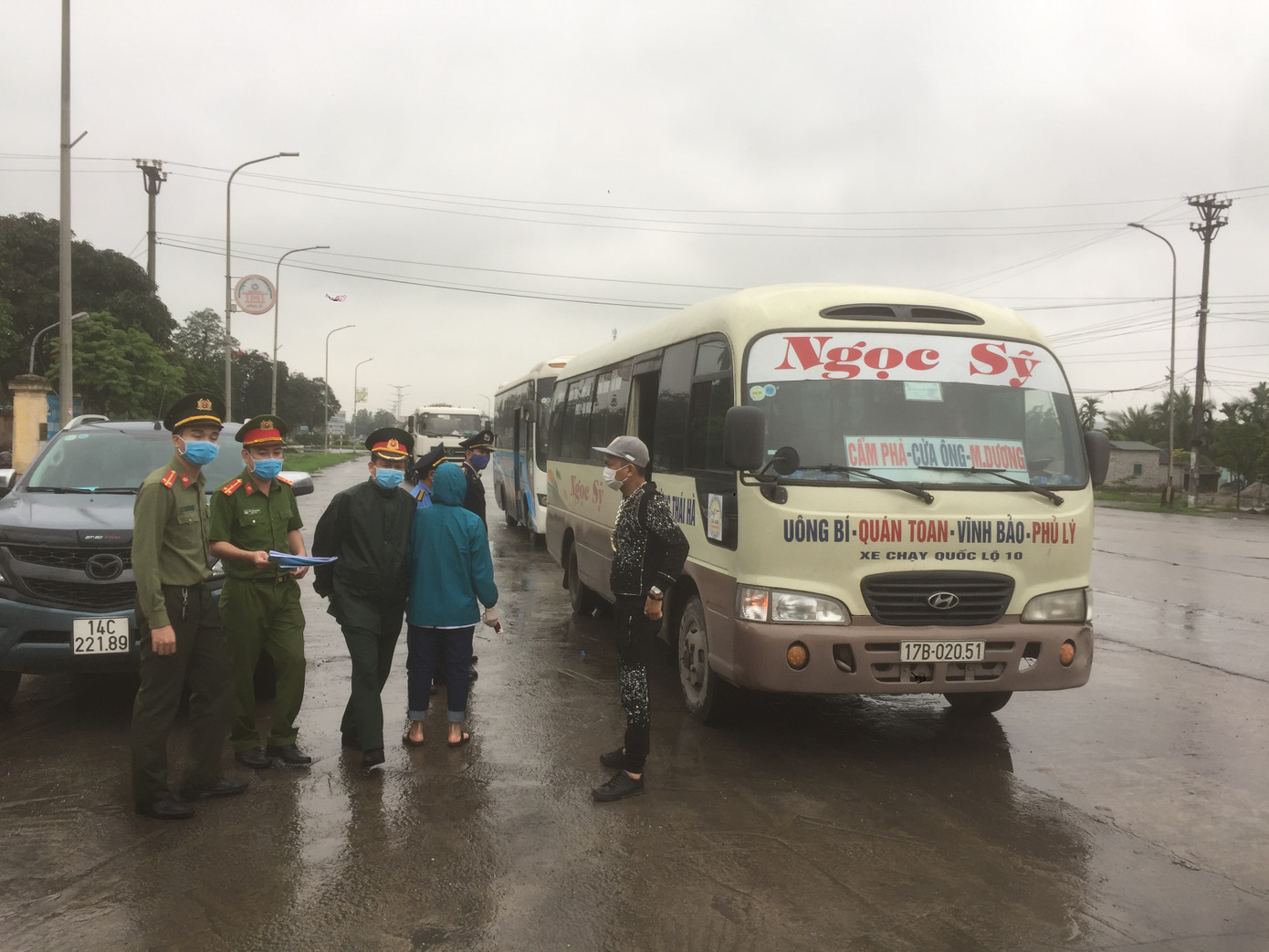 Nhìn gần chốt đường bộ kiểm tra người, phương tiện vào Quảng Ninh ảnh 2