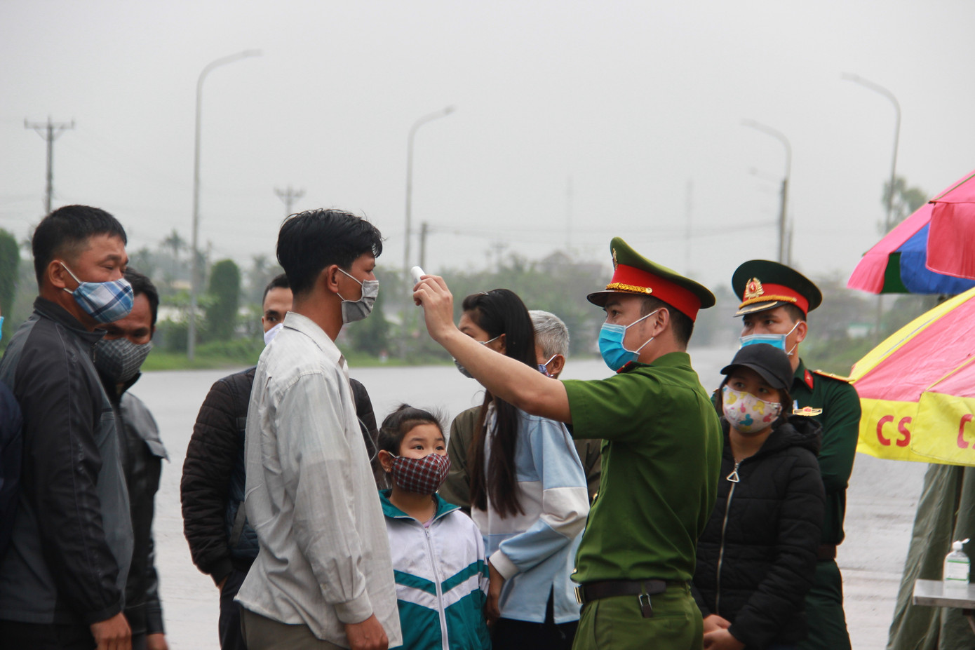 Nhìn gần chốt đường bộ kiểm tra người, phương tiện vào Quảng Ninh ảnh 7