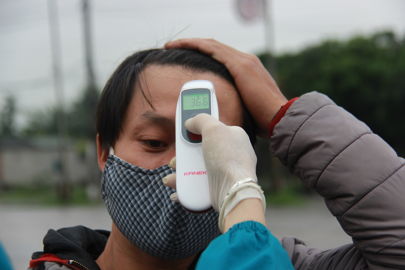 Nhìn gần chốt đường bộ kiểm tra người, phương tiện vào Quảng Ninh ảnh 9