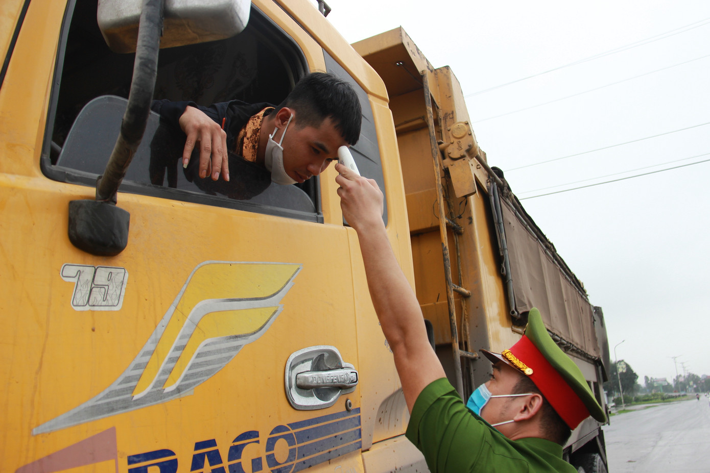 Nhìn gần chốt đường bộ kiểm tra người, phương tiện vào Quảng Ninh ảnh 6