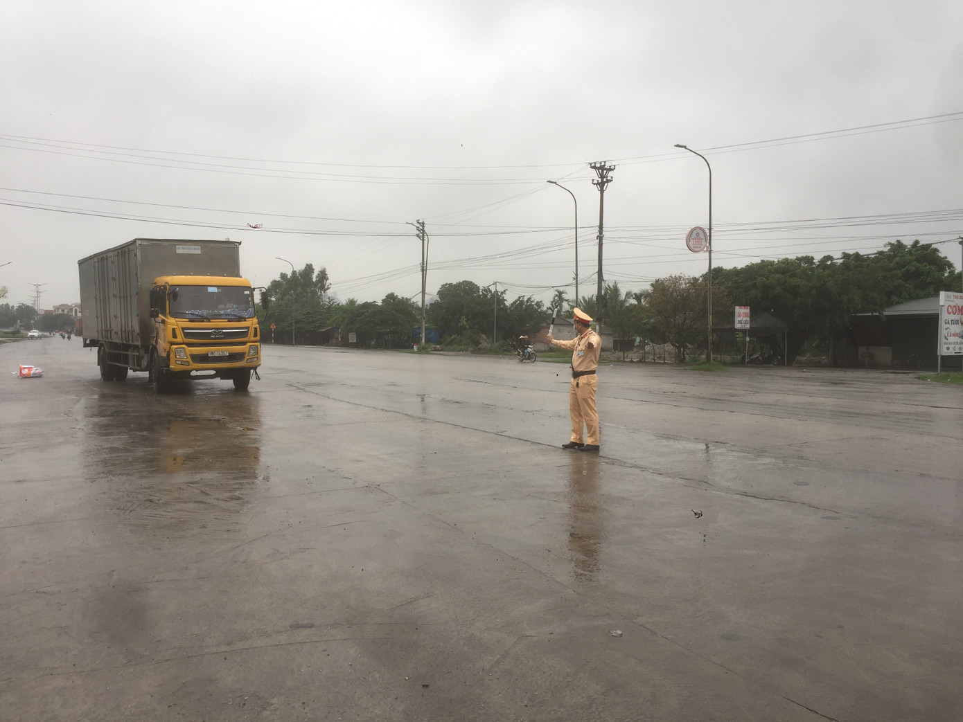 Nhìn gần chốt đường bộ kiểm tra người, phương tiện vào Quảng Ninh ảnh 1