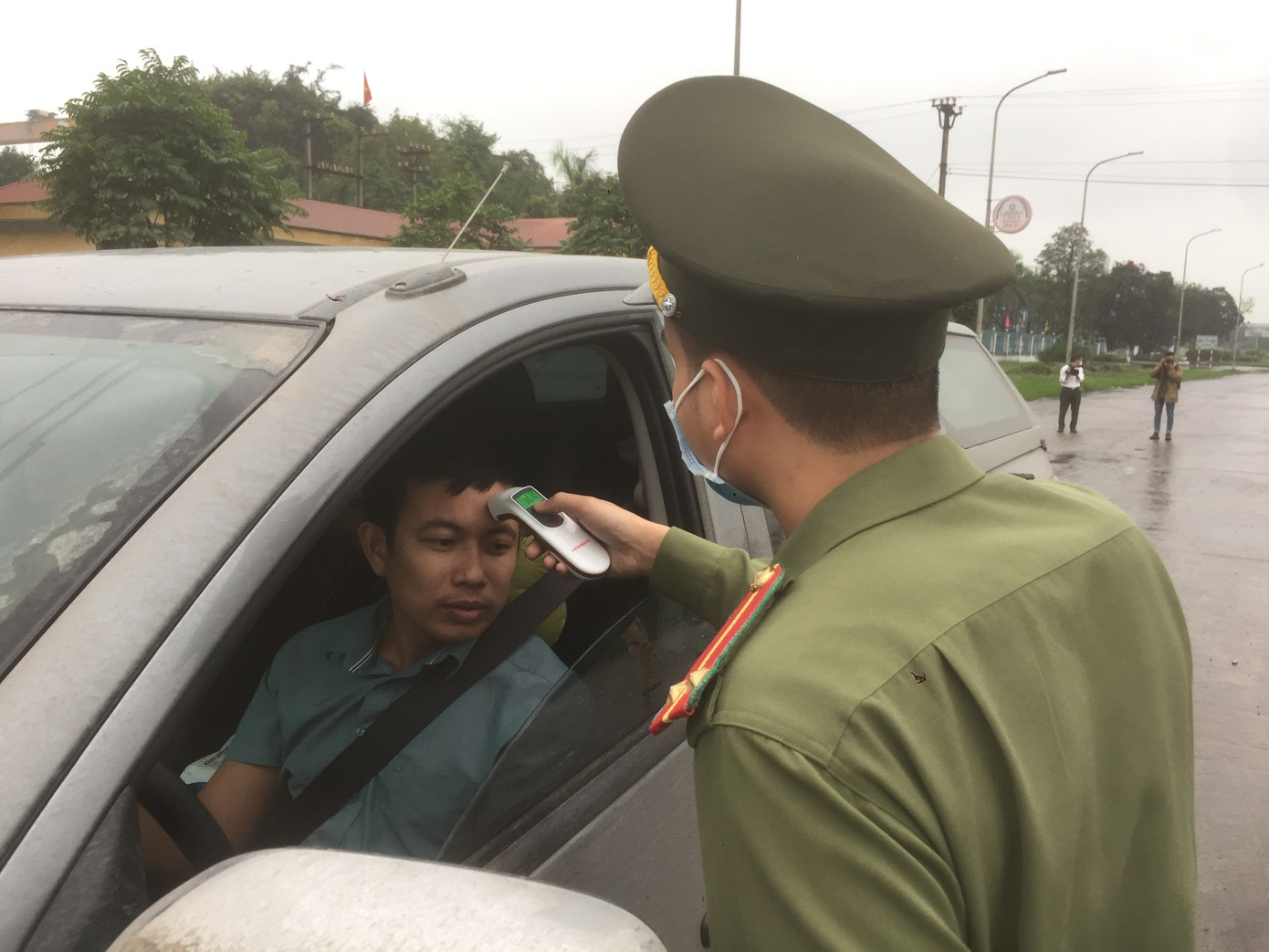 Nhìn gần chốt đường bộ kiểm tra người, phương tiện vào Quảng Ninh ảnh 3