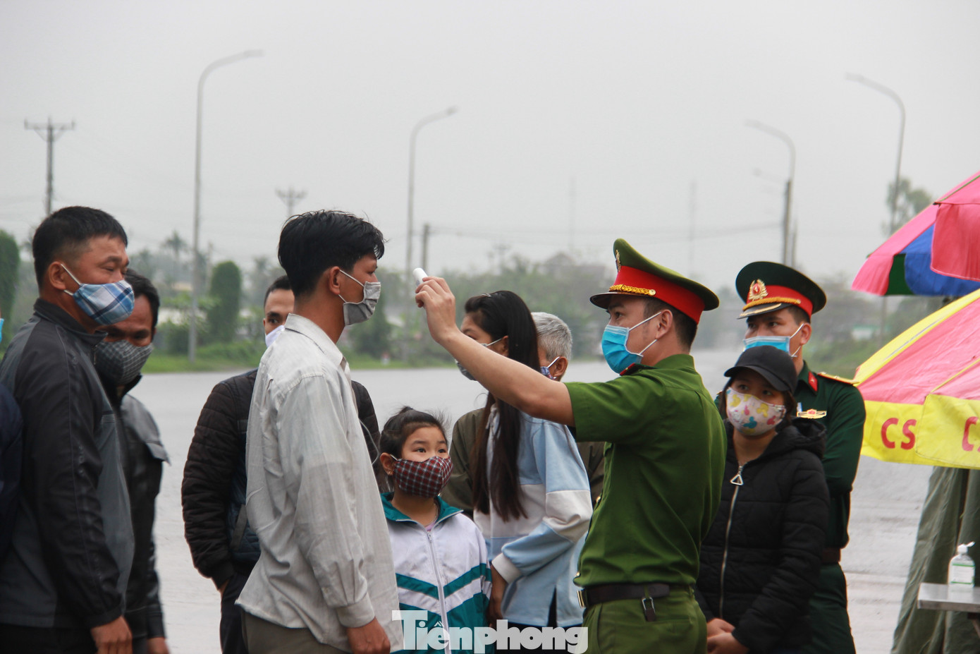 Cách ly cả xe khách vì một du học sinh có biểu hiện sốt ảnh 1