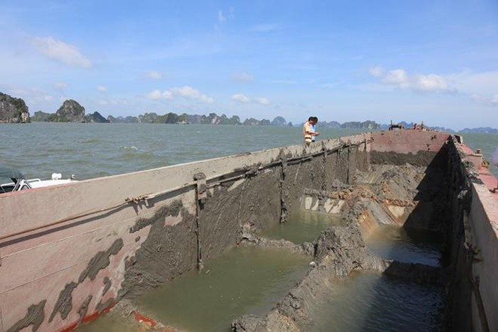 Phát hiện tàu đổ trộm chất thải xuống vùng lõi vịnh Hạ Long ảnh 1