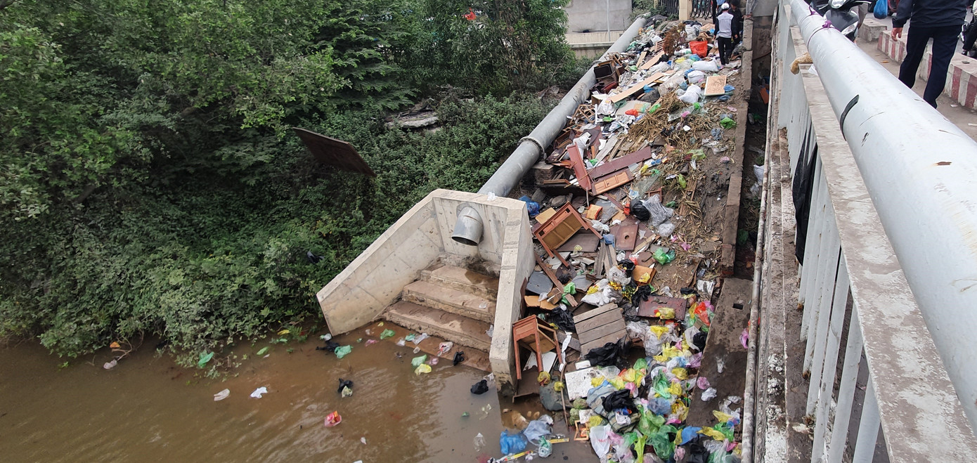 Sông ở Hải Phòng 'bội thực' rác sau khi đưa ông Táo về trời ảnh 8