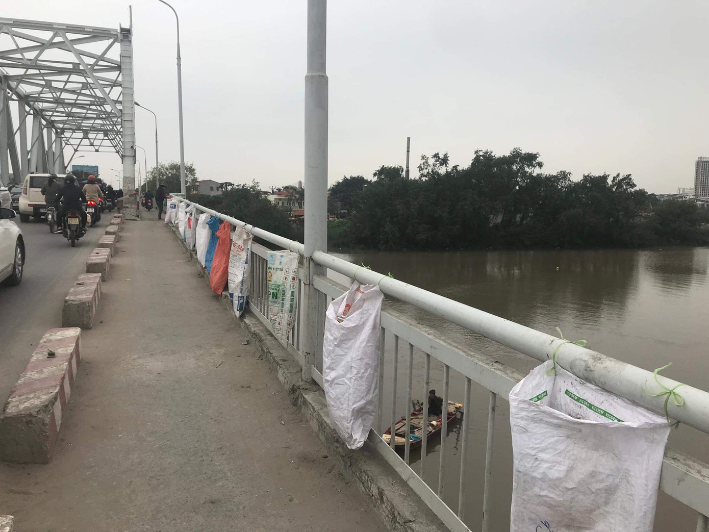 Sông ở Hải Phòng 'bội thực' rác sau khi đưa ông Táo về trời ảnh 3