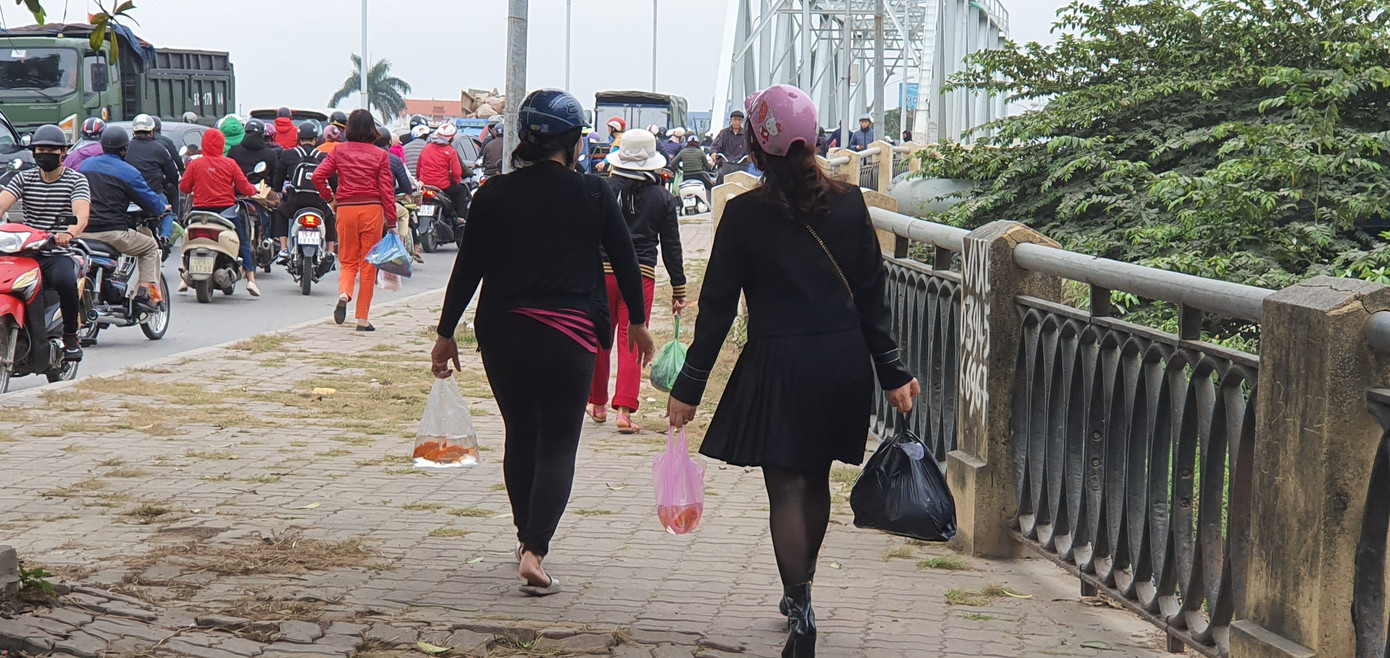 Sông ở Hải Phòng 'bội thực' rác sau khi đưa ông Táo về trời ảnh 1