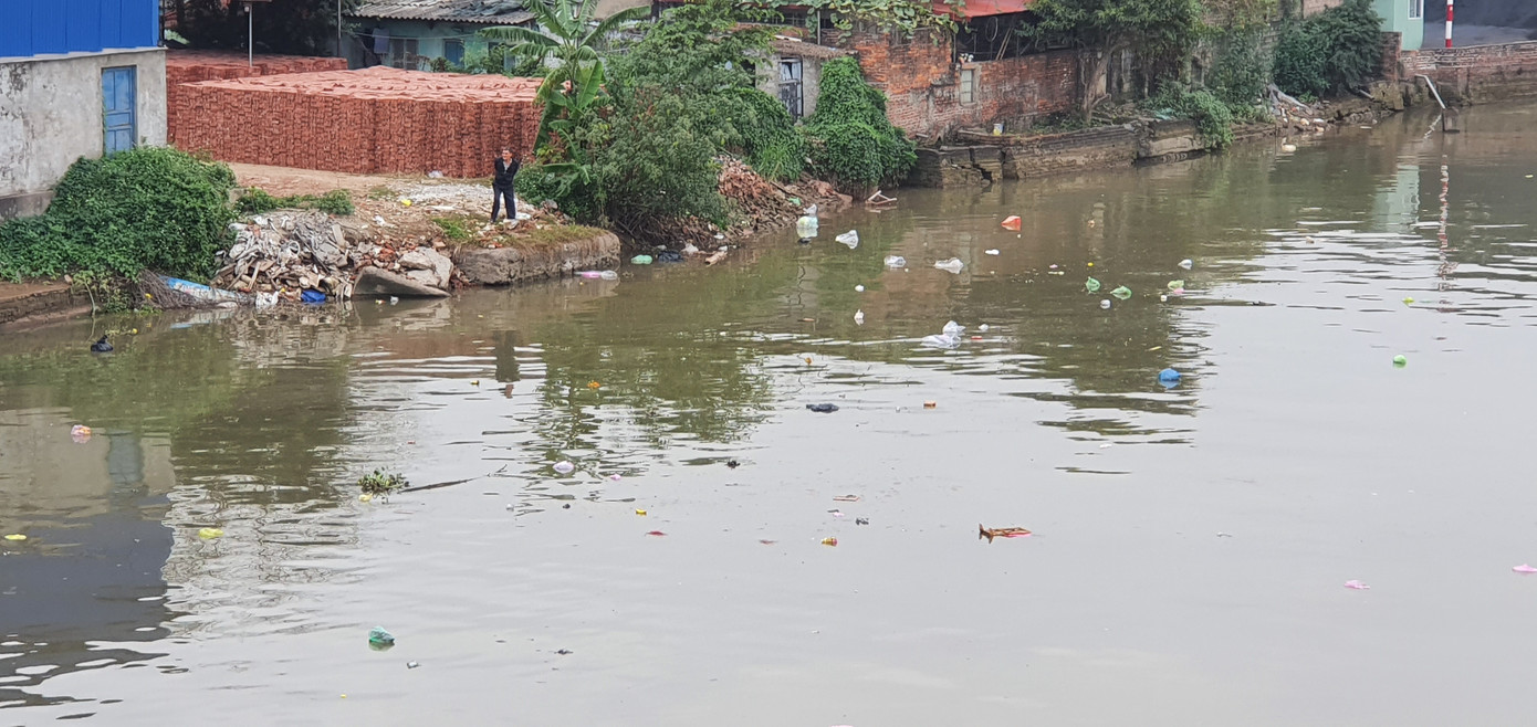 Sông ở Hải Phòng 'bội thực' rác sau khi đưa ông Táo về trời ảnh 11