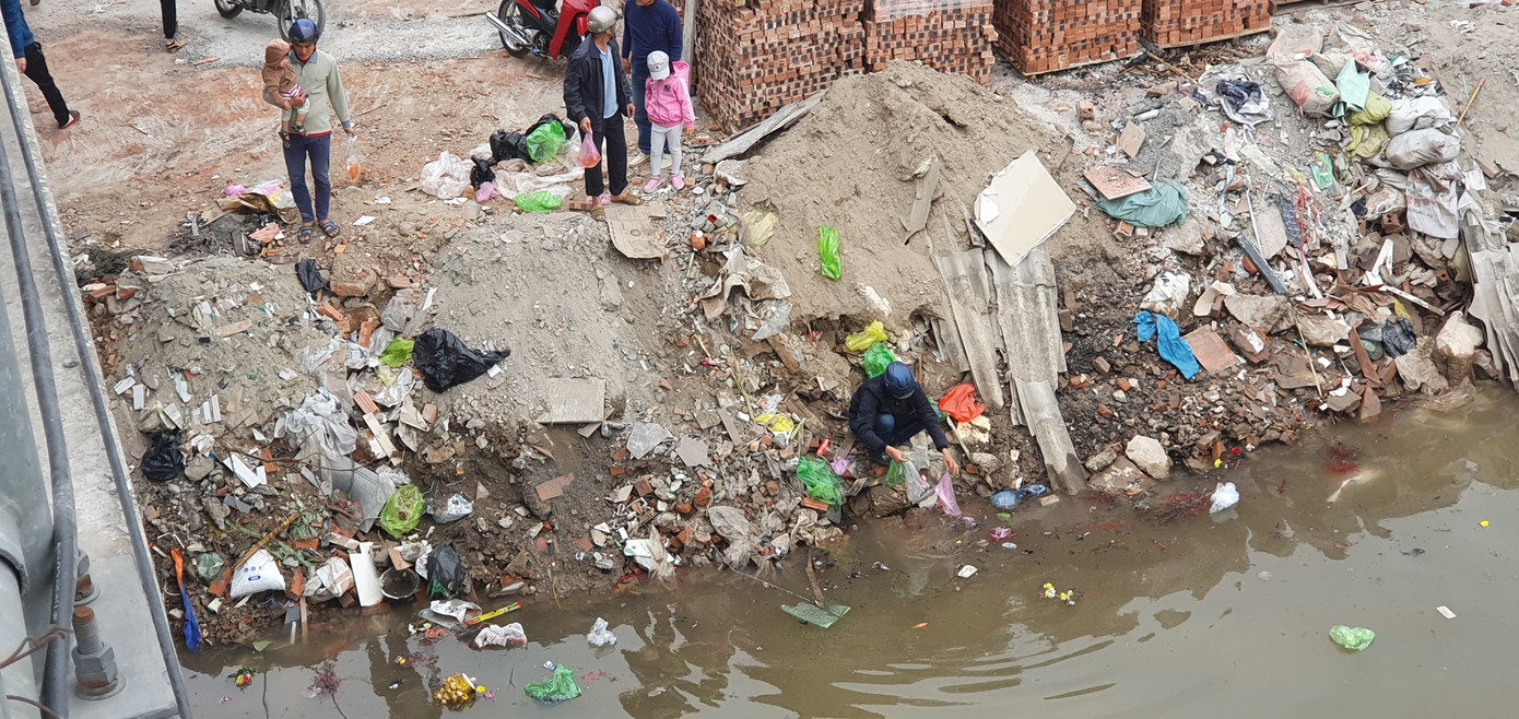 Sông ở Hải Phòng 'bội thực' rác sau khi đưa ông Táo về trời ảnh 10