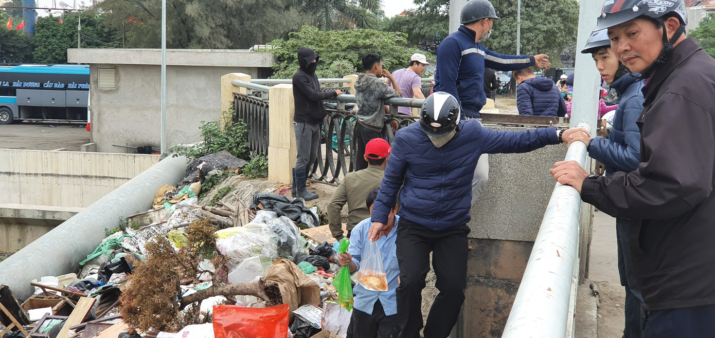 Sông ở Hải Phòng 'bội thực' rác sau khi đưa ông Táo về trời ảnh 6